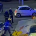 Napao komšinicu zbog električara, pa nasrnuo na policajce sekirom Muškarac povredio dve osobe u zgradi, a zatim kidisao i na…