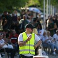„Populističke pristalice Vučića uživale u prvomajskom roštilju kod Skupštine“: Šta AP piše o Srbiji?