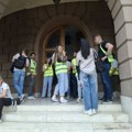 Protest studenata ispred Rektorata u Nišu: Skup počeo odavanjem pošte stradalima u padu nadstrešnice