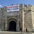 Na Niškoj tvrđavi jutros osvanuo transparent sa kukastim krstom i natpisom „Bolje ćaci nego naci“