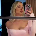 Au, koja bomba! Luna Đogani u korsetu od čipke, bujne grudi u prvom planu, a mini suknja istakla duge noge! (foto)