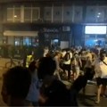 Veliki incident u Novom Sadu: Demonstranti oborili čoveka na zemlju, pa krenulo šutiranje, objavljen snimak