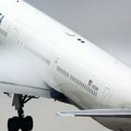 Dramatičan snimak! Putničkom avionu usred leta otpao deo krila, putnici zabeležili užasnu scenu