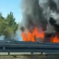 (Video) Ogromna buktinja guta vozilo na: Auto-putu Miloš Veliki Crn dim vidi se iz daljine, očekuju se gužve