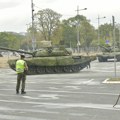 Da li su nam tenkovi na ulicama zaista bili potrebni? Pogledajte samo kako je već prvog dana priprema za paradu stradao asfalt…