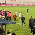 Sramotna provokacija Albanaca: Dotrčali do klupe Srbije i pokazivali simbol "velike Albanije"