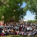 Kad dođu, ne znaju šta je levo, a šta desno, ali Kad zaigraju, mozak im radi 300 na sat Folklor pomaže deci da budu bolji đaci…