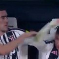 Kako je drugarski gest Vlahovića sprečio incident, Italija bruji o reakciji Srbina posle psovki: "Od*ebi"
