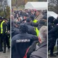 Opšte naguravanje ispred Skupštine: Opozicija uklonila ogradu, došlo do fizičkog okršaja s okupljenima u Ćacilendu VIDEO