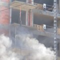 Trosatna drama na gradilištu – požar ugašen, vatrogasci dežurali do ponoći na Čukaričkoj padini