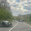 (Video) Četiri automobila u karambolu kod Novog Pazara: Jedno vozilo potpuno zgužvano, policija obavlja uviđaj