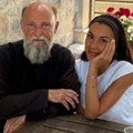 Na stolu tanjir pun maslina, baklava i kafa Draganu Mićalović otac Jovan dočekao u manastiru, prizor iz svetinje oduševio…