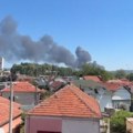 Veliki požar u Kraljevu: Gust crni dim vidi se iz celog grada (video)