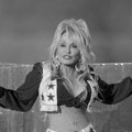 Od siromaštva do svetske slave: Put do zvezda Doli Parton obeležio težak početak, a svoj najveći hit napisala nakon bolnog…