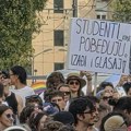 Počeo Prajd u Beogradu; Među okupljenima i blokaderi, nose transparente FOTO