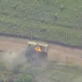 Gore tenkovi i borbena vozila: Novi snimci udara dronova kamikaza na prvoj liniji fronta (video)