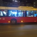 Dva nepropisno parkirana auta blokirala ulicu u Zemunu: Zaustavili autobuse, pomerili vozila kad je došao pauk