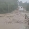 Nevreme se obrušilo na Vranje u delovima grada poplave i bujice, u prekidu i saobraćaj (video)