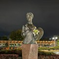 Ljiljana i Milan svakog dana ostavljaju bukete svežeg cveća na spomenik Nadeždi Petrović