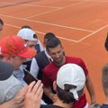Fešta na Novakovom treningu pred Rolan Garos: Orilo se "Nole, Nole...", Đoković 10 minuta delio autograme