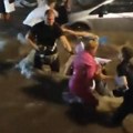 Dramatičan snimak spasavanja sa Autokomande: Žene vrište dok pokušavaju da pređu ulicu, jednu voda potopila (video)