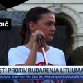 Podržala rezoluciju o “genocidu” u Srebrenici i veličala oluju: Antisrpska aktivistkinja Mila Pajić predvodila protest u…