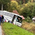 Prevrnuo se autobus sa putnicima i završio u njivi: Haos na izlazu iz Valjeva (foto)