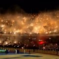 Spektakl u jednom od najvećih derbija sveta, navijači ukrali šou i zapalili stadion