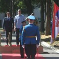 Kad vidite u čemu je Vučić stao pred počasni stroj Vojske Srbije sve će vam biti jasno: „Kao da je krenuo da baci smeće“…