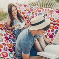 Knjige bez kojih se ne ide na letovanje - šta je najčitanije u Srbiji, a šta preporučuju izdavači