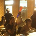 Kraljevo: Kordon policije razdvaja građane i simpatizere SNS-a ispred prostorija stranke