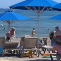 Makljanje u Grčkoj nasred plaže: Dvojica turista se pesniče - zbog ležaljki: "Letovanje all inclusive, tuča gratis" (video)…
