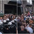 (Video) Haos u Novom Sadu: Bačulov u prvim redovima tokom napada na policiju ispred Filozofskog fakulteta