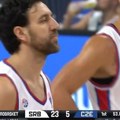 Vasilije Micić ušao na parket pred kraj četvrtine, a onda su srpski navijači uradili genijalnu stvar