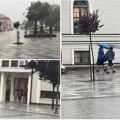 (Foto, video) Pljusak opustošio centar grada! Potop u Čačku Jak olujni vetar napravio dodatni problem Ni kišobran nije pomagao…