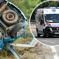 Mladić poginuo, devojka teško povređena: Teška nesreća kod Vrbasa, auto sleteo s puta i prevrnuo se na krov