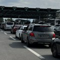 Nikoljdan doneo gužve na granicama Putnička vozila čekaju 90 minuta, teretnjaci i do 15 sati