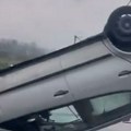 (Video) Automobil završio na krovu: Saobraćajna nesreća na Smederevskom putu, stvara se velika gužva