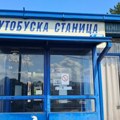 (VIDEO) Autobuska stanica u Lazarevcu bez nadstrešnice i toaleta: građani traže reakciju nadležnih