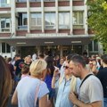 Ispred Mašinske poručeno: Jovina gimnazija nije jedan direktor, već njeni đaci, profesori i zgrada koja joj pripada