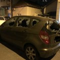 (FOTO) Maskirani napadači na Vračaru bejzbol palicama demolirali automobil penzionerima