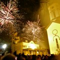Badnje veče kod pokrovske crkve u Loznici: Upaljen badnjak uz veliki vatromet i kuvano vino (foto)
