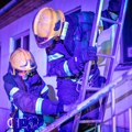 Požar u Rakovici - povređena jedna osoba! Vatrogasci izašli na teren i zatekli stan u plamenu