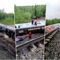 Voz sa 232 osobe iskočio iz šina u Rusiji: Veliki broj povređenih, saobraćaj obustavljen (video)