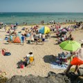 Pečenje paprika na plaži, slavski sto, narodnjaci... Ljudi šokirani paradajz turistima u Grčkoj: Da li je moguće da ovo…