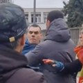 Incident ispred škole za dizajn u Novom Sadu: Muškarac pokušao autom da prođe kroz blokadu VIDEO