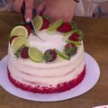 Red velvet torta sa jagodama