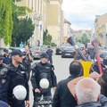 FOTO i VIDEO: Premijer došao u Maticu srpsku, građani ga dočekali zvižducima