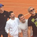 Siner odradio selfi sa ekipom, pa poslao poruku navijačima pred meč sa Đokovićem