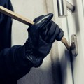 Uhapšen Prokupčanin s pajserom: Provalio u parfimeriju, a pokušao da uđe u još nekoliko objekata